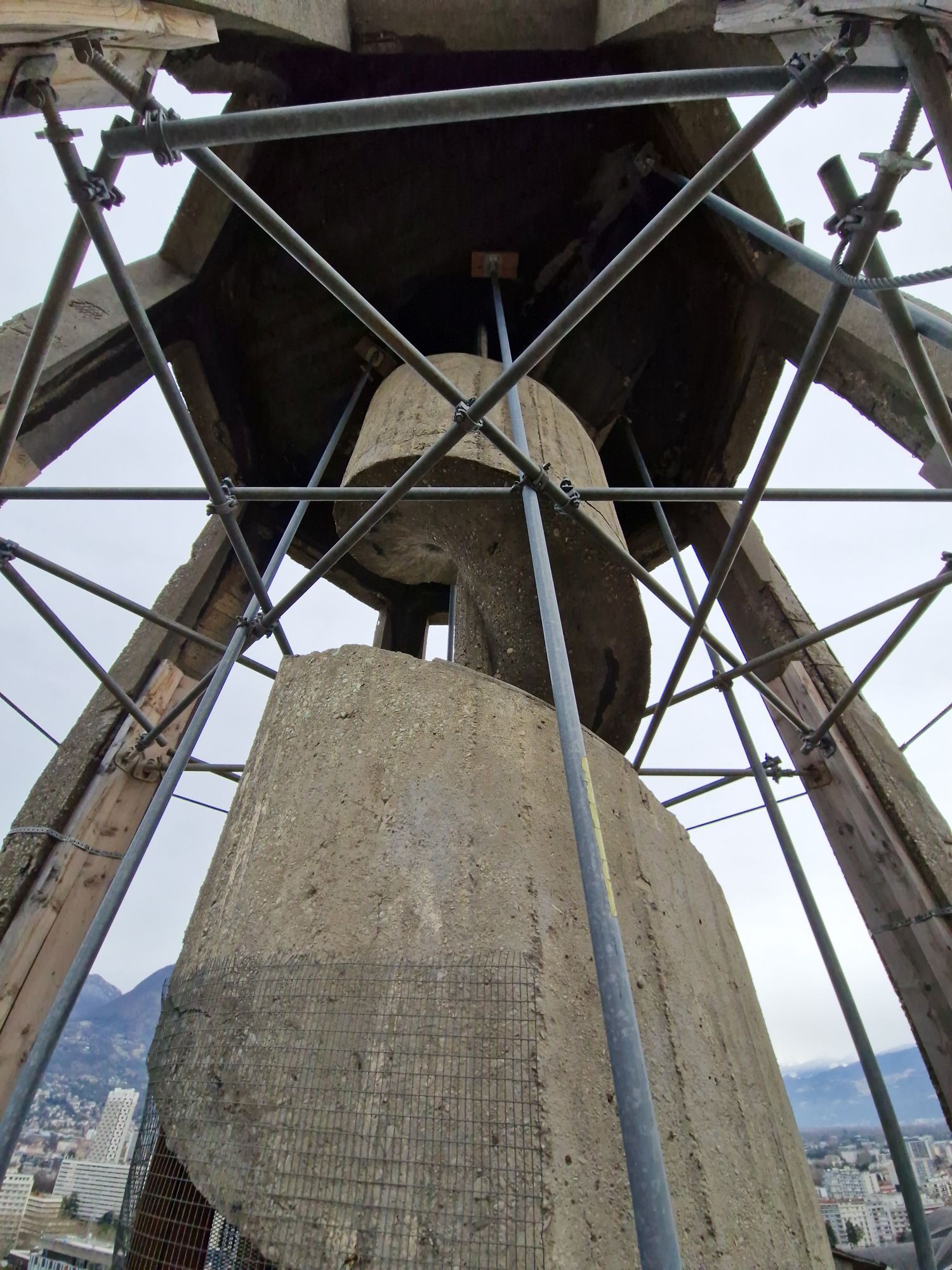 Vue du dessous de la Tour Perret de Grenoble (38).
